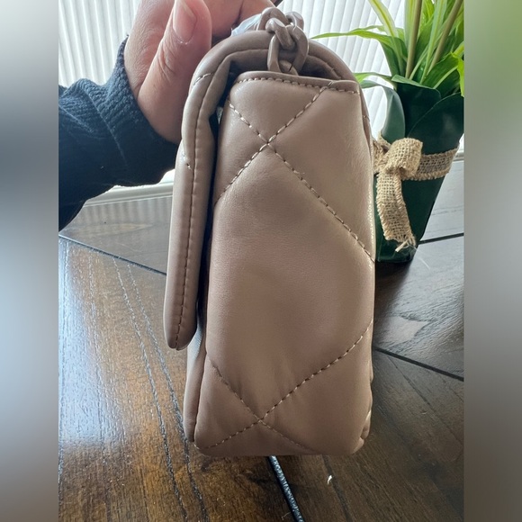 NWT Gilda Paris Tan Soft Quilted Twist lock Chain Handbag/Crossbody - Picture 6 of 12
